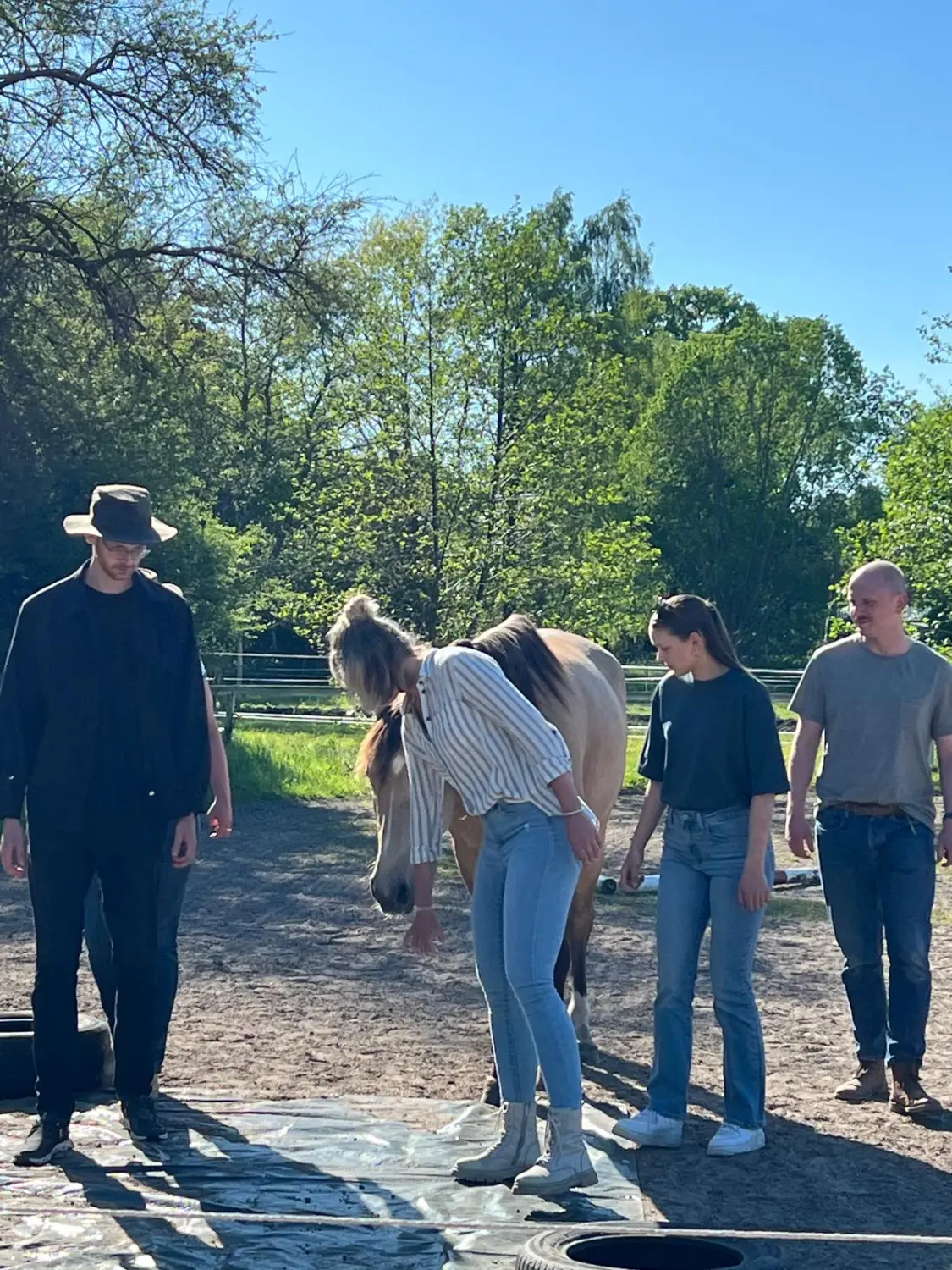 Gruppe von Menschen mit Pferd von HORSAYA 